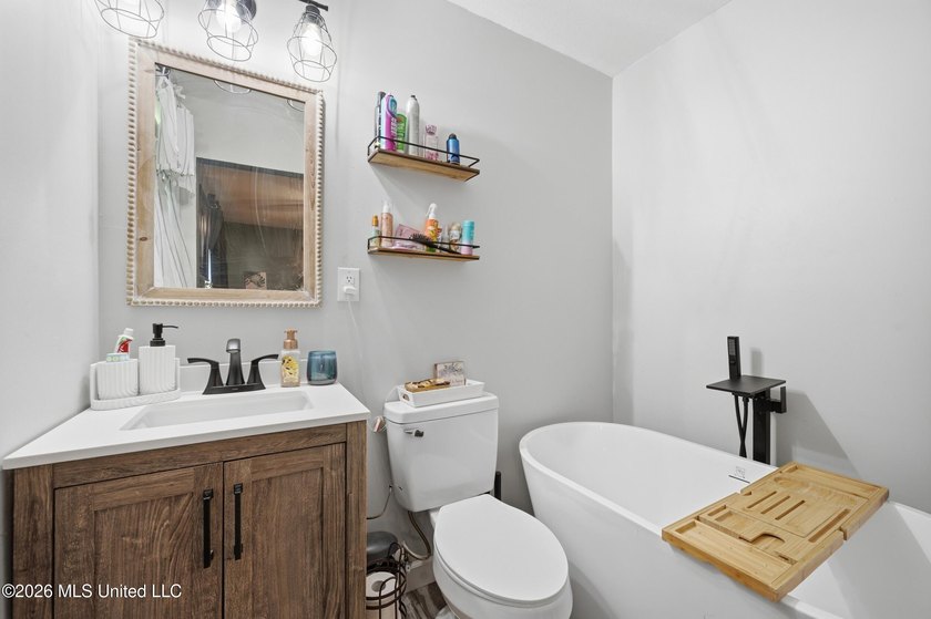 Precious three bedroom, two bath cottage located in the East - photo 20