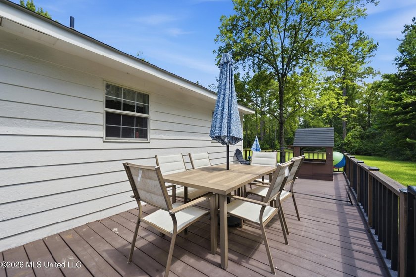 Precious three bedroom, two bath cottage located in the East - photo 25