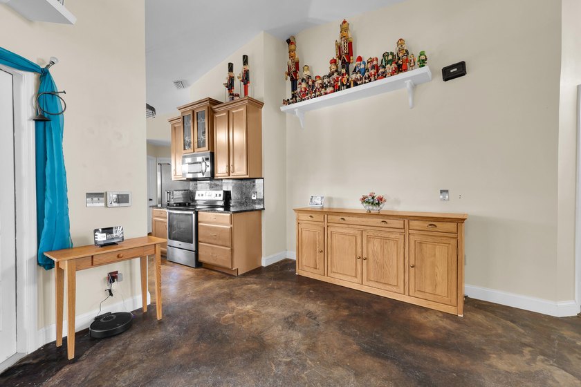 Beautifully maintained 3-bedroom, 2-bathroom, 1-car garage home - photo 9