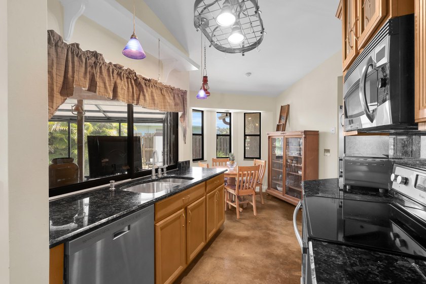 Beautifully maintained 3-bedroom, 2-bathroom, 1-car garage home - photo 10