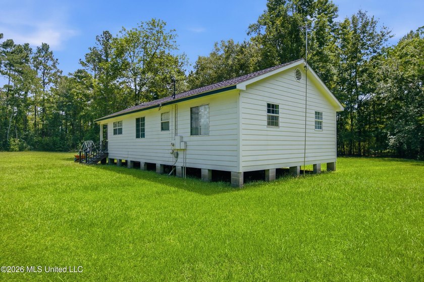 Precious three bedroom, two bath cottage located in the East - photo 32