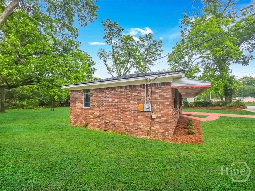 Come home to this recently renovated, all-brick, move-in-ready - photo 3