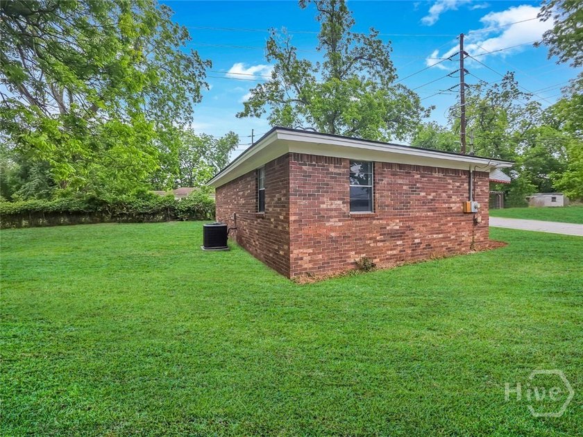 Come home to this recently renovated, all-brick, move-in-ready - photo 4