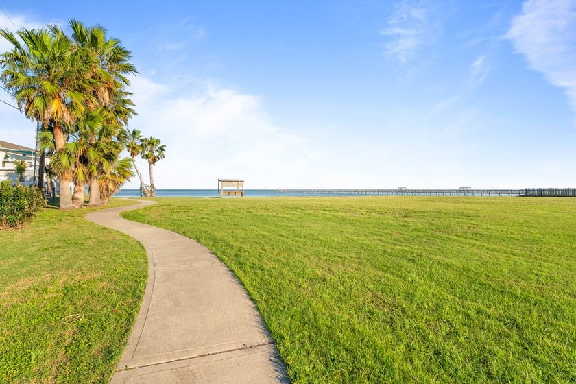 Nestled among Rockport's iconic, wind-sculpted live oak trees - photo 8