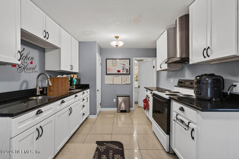 Bring your vision and unlock the potential of this 3-bedroom - photo 5