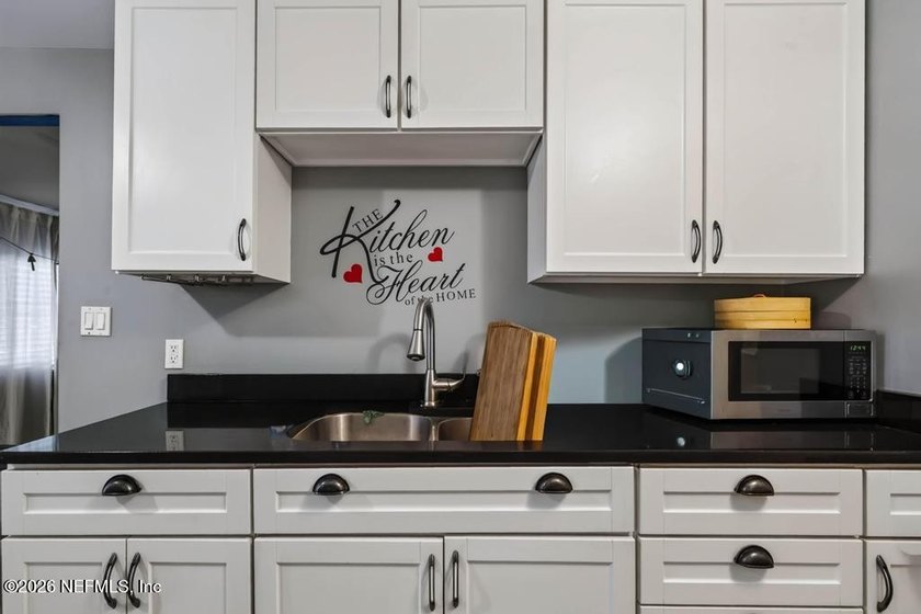 Bring your vision and unlock the potential of this 3-bedroom - photo 6