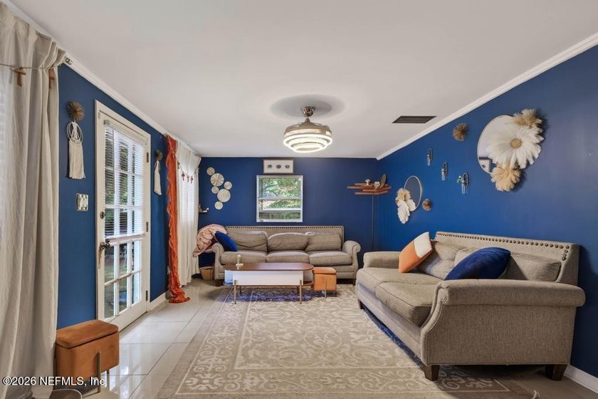 Bring your vision and unlock the potential of this 3-bedroom - photo 8