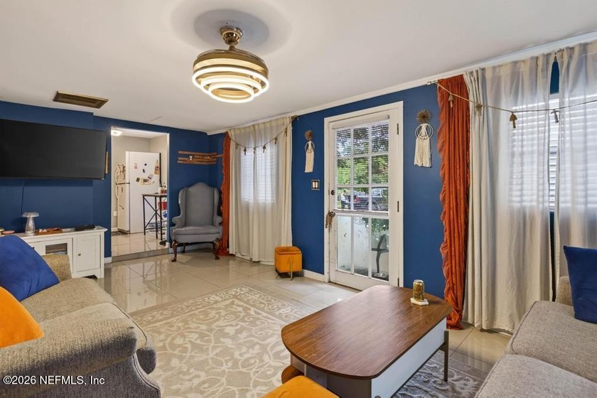 Bring your vision and unlock the potential of this 3-bedroom - photo 9