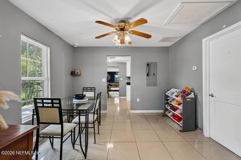 Bring your vision and unlock the potential of this 3-bedroom - photo 10