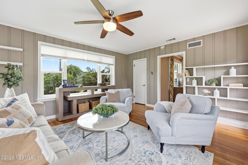NEW LISTING! Beautifully updated &amp; meticulously maintained, this - photo 12
