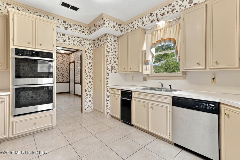 Welcome to 1025 Northpointe Drive in Jackson! This spacious - photo 7