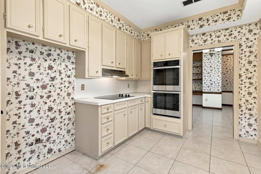 Welcome to 1025 Northpointe Drive in Jackson! This spacious - photo 8