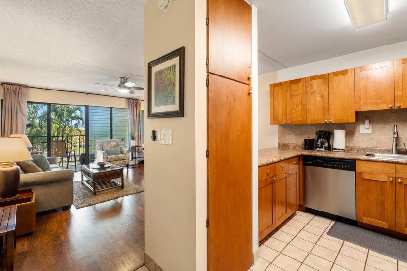 Welcome to HOTEL ZONED Kihei Akahi D107! Luxury vinyl plank - photo 21