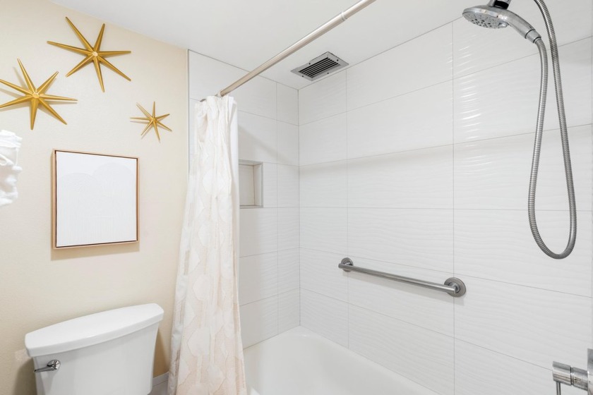 Welcome to HOTEL ZONED Kihei Akahi D107! Luxury vinyl plank - photo 27