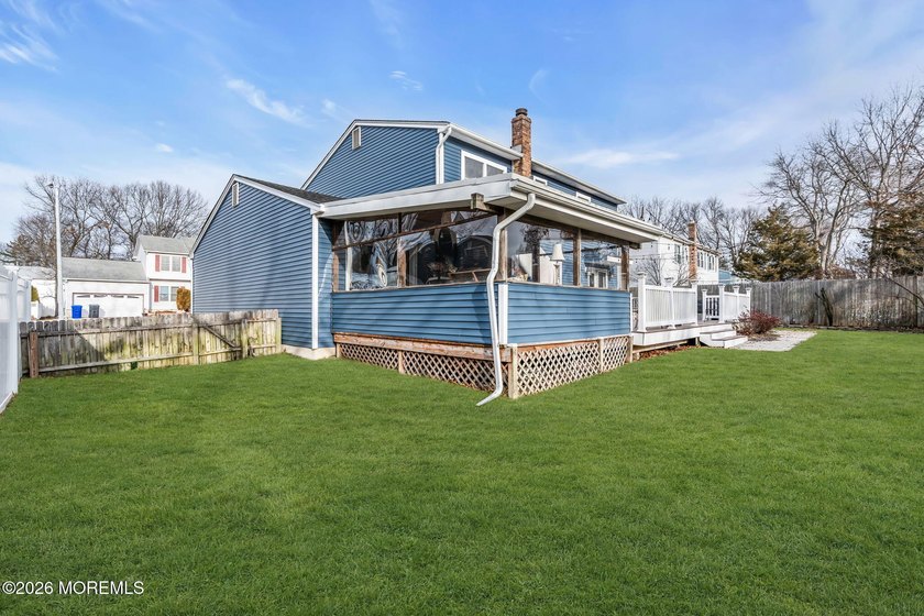 Welcome to 6 Lisa Dr, Brand NEW ROOF! This spacious 5-bedroom, 2 - photo 44
