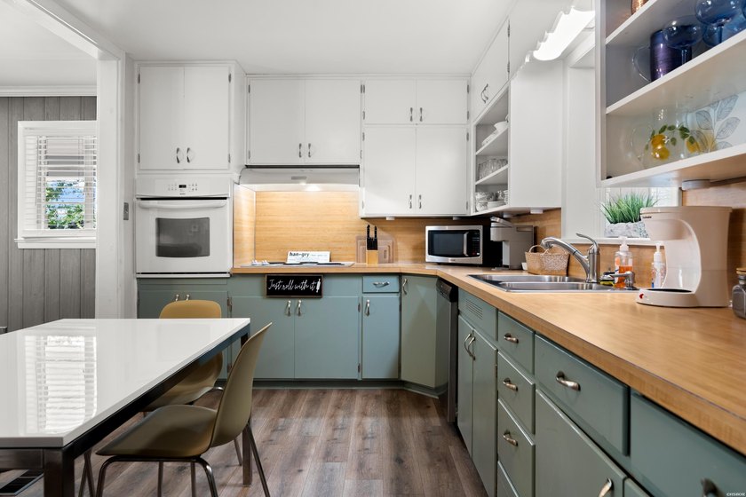 Welcome to 102 Country Club Dr., a pristine 2-bedroom, 1.5-bath - photo 7