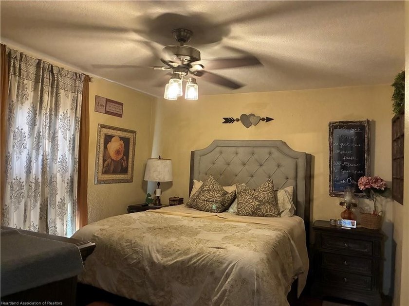 ADORABLE 3/4 BEDROOM 2 BATH HOME IN PEACEFUL LEISURE LAKES! - photo 11