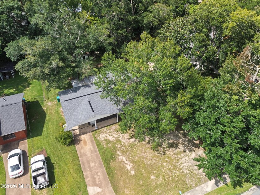 Welcome home! This updated 3-bedroom, 2-bathroom sits in a quiet - photo 5