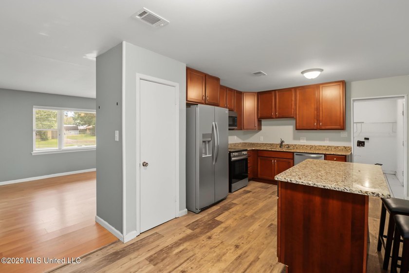 Welcome home! This updated 3-bedroom, 2-bathroom sits in a quiet - photo 8