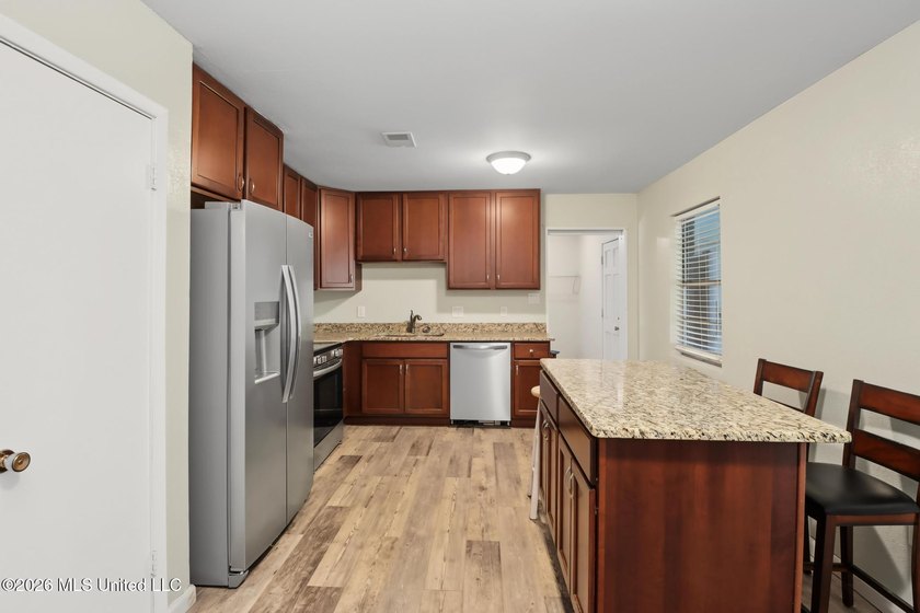 Welcome home! This updated 3-bedroom, 2-bathroom sits in a quiet - photo 9