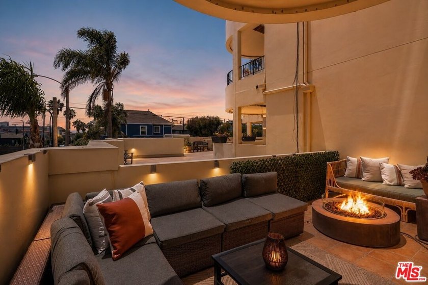 Beautifully renovated single-story condominium offering 1,433 - photo 2