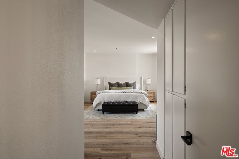 Beautifully renovated single-story condominium offering 1,433 - photo 3