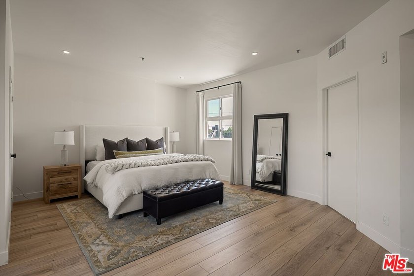 Beautifully renovated single-story condominium offering 1,433 - photo 5