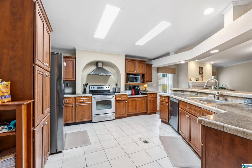 Bright and welcoming 3-bedroom, 2-bath home with thoughtful - photo 6