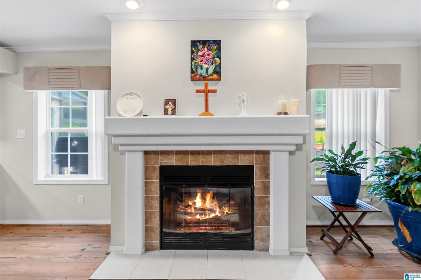 Bright and welcoming 3-bedroom, 2-bath home with thoughtful - photo 7