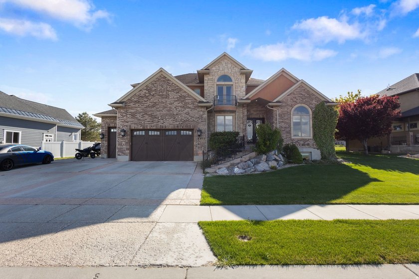 Wake up to sweeping lake and mountain views in this exceptional - photo 3