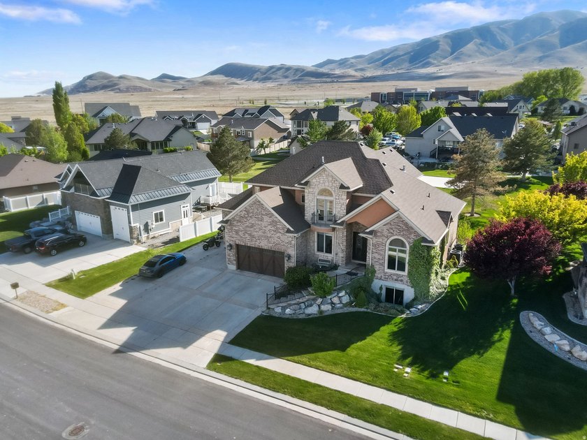 Wake up to sweeping lake and mountain views in this exceptional - photo 5