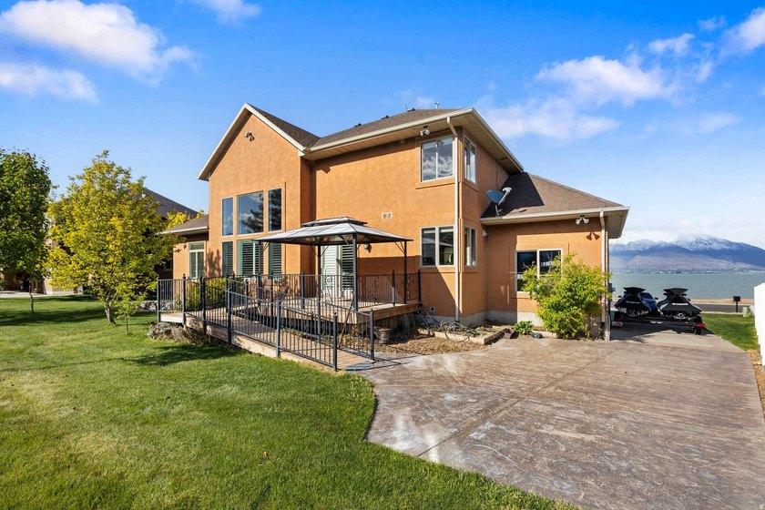 Wake up to sweeping lake and mountain views in this exceptional - photo 6