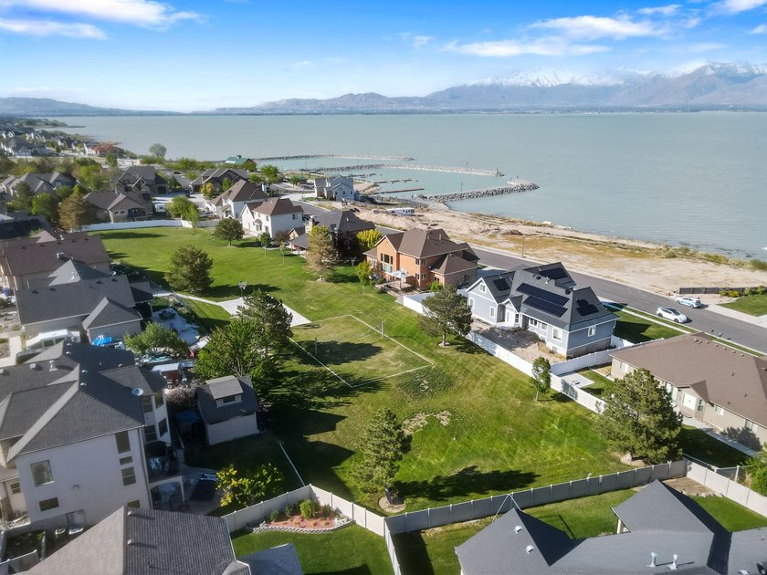 Wake up to sweeping lake and mountain views in this exceptional - photo 8