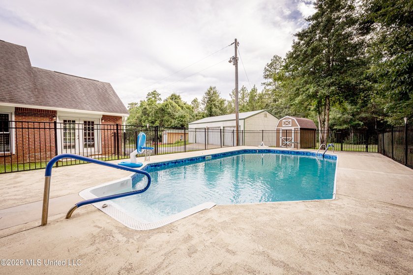 Welcome to your own private retreat in the desirable Spring Lake - photo 5