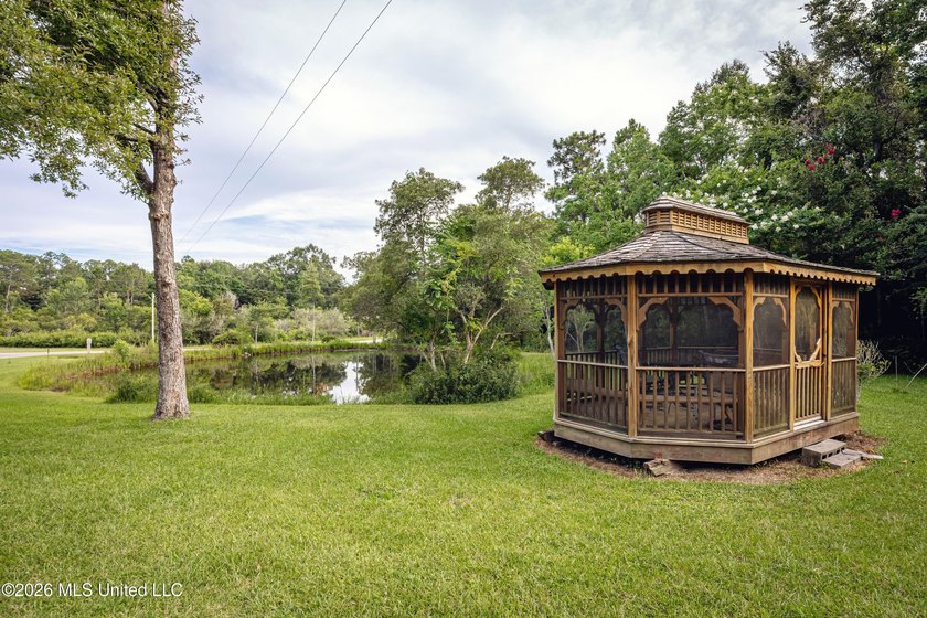 Welcome to your own private retreat in the desirable Spring Lake - photo 7