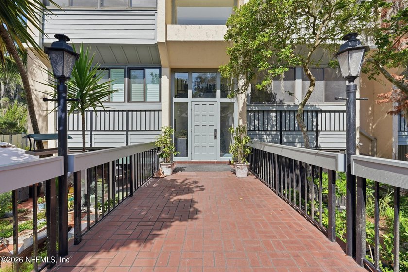 Why rent when you can own? Beautifully renovated lakefront condo - photo 31