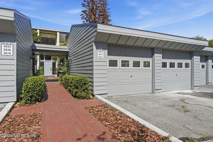 Why rent when you can own? Beautifully renovated lakefront condo - photo 33