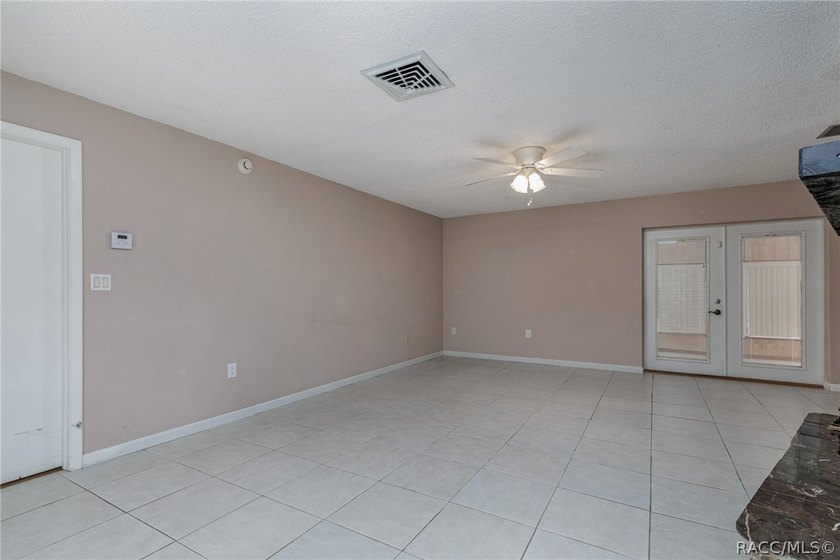NICE 3/2/2 CONCRETE BLOCK HOME ON .47 ACRE MOL DOUBLE LOT - photo 2