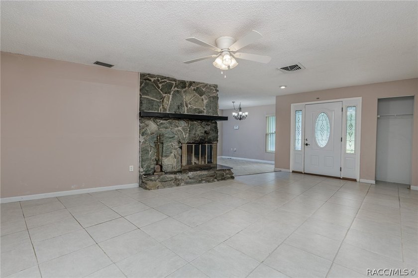 NICE 3/2/2 CONCRETE BLOCK HOME ON .47 ACRE MOL DOUBLE LOT - photo 4