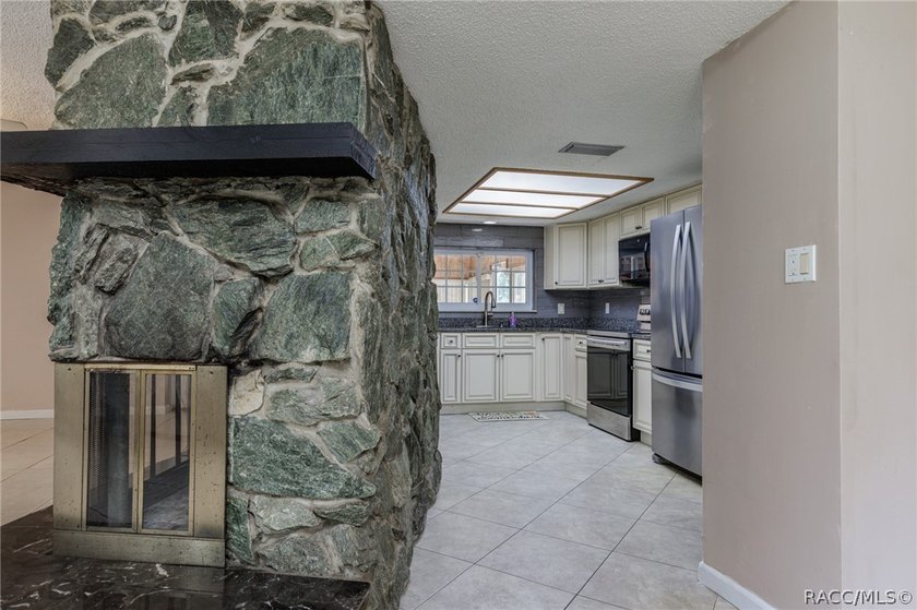 NICE 3/2/2 CONCRETE BLOCK HOME ON .47 ACRE MOL DOUBLE LOT - photo 9