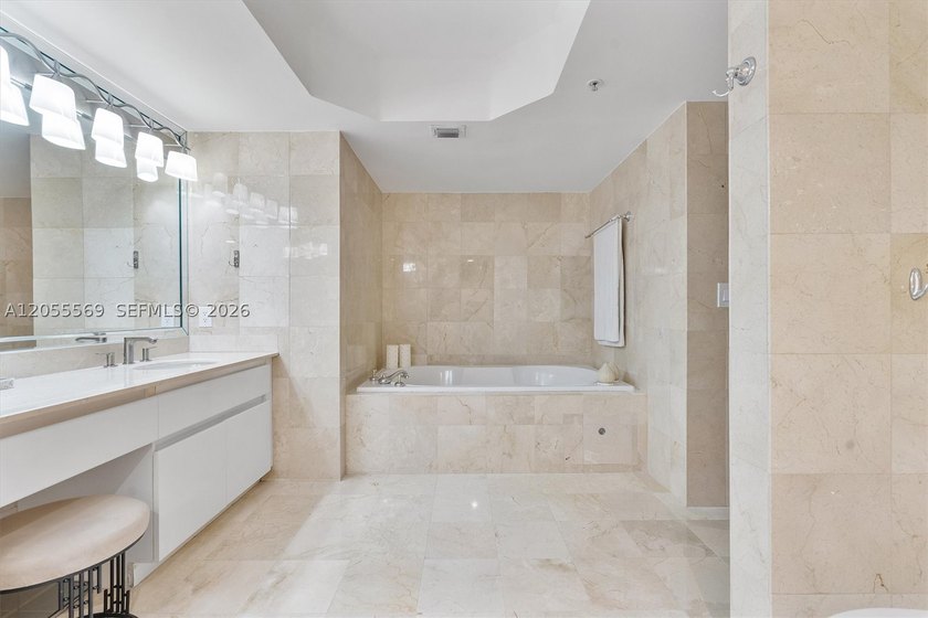 MUST SELL! MOST DESIRABLE FLOOR PLAN/LINE IN THE BUILDING - photo 22