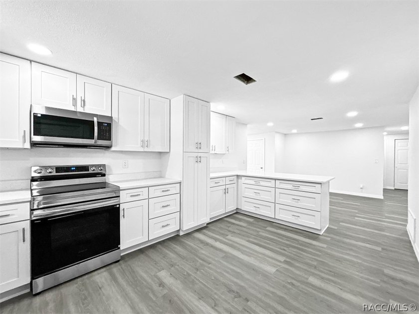 This stunning 3-bedroom, 2-bathroom home has been completely - photo 7