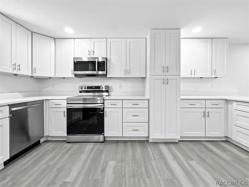 This stunning 3-bedroom, 2-bathroom home has been completely - photo 9