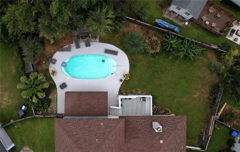 In ground pool, new HVACS, spacious bonus room that could be - photo 3