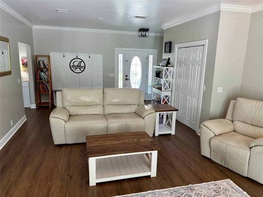 In ground pool, new HVACS, spacious bonus room that could be - photo 4
