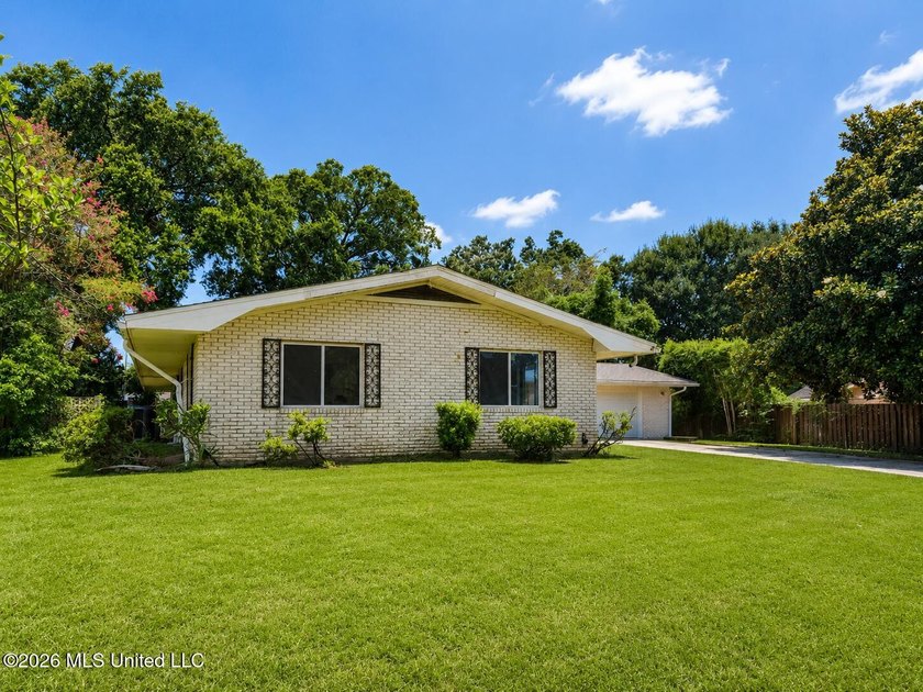 Welcome to one of North Biloxi's most sought-after - photo 5