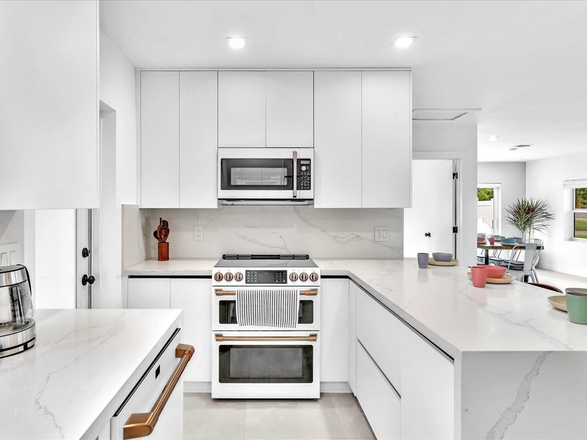 Welcome to this exceptional newly renovated modern luxury - photo 16