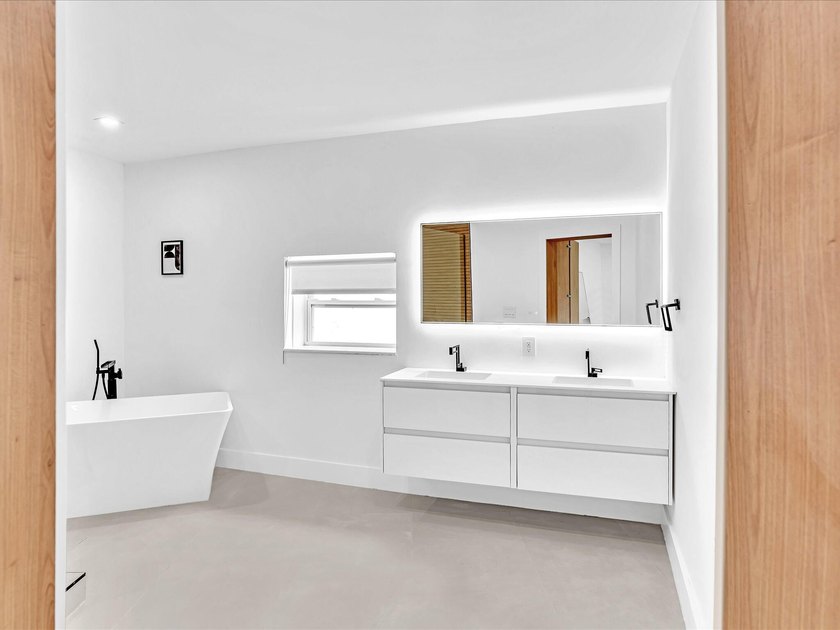 Welcome to this exceptional newly renovated modern luxury - photo 19