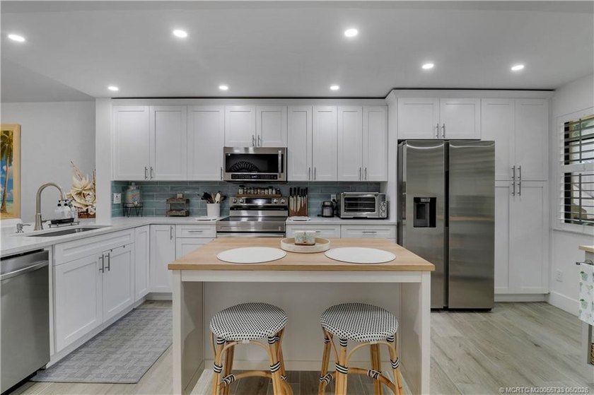 Gorgeous! Completely updated 2 BD, 2BA 1ST Floor, corner unit in - photo 5