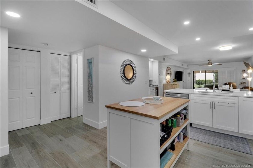 Gorgeous! Completely updated 2 BD, 2BA 1ST Floor, corner unit in - photo 8